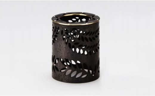 
                  【彫金】（黒）蓋置き［laurier］ | 金沢工芸 茶道具 蓋置 彫金 金沢土産 和雑貨 伝統工芸 茶室 アイテム 小物 茶会 風炉用 炭点前 日本製 ハンドメイド 上質 ギフト 和モダン インテリア 職人技 美術品 工芸品 茶席 アート デザイン性 希少 石川ブランド クラフト 茶道愛好家 人気 おすすめ 送料無料 石川 金沢 加賀百万石 加賀 百万石 北陸 北陸復興 北陸支援
                