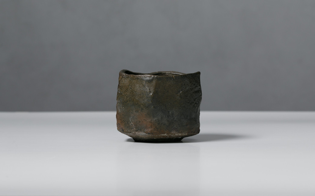 力強いフォルムやところどころに施された火間、唐津の土味など、見応えのある一品。