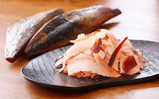 【訳あり】ふぞろいの枕崎産鰹節「新さつま節」「本枯節」合計約900g　A3-120 【1457793】 訳あり 自宅用 家庭用 かつおぶし かつお節 枕崎市 カツオ かつお 出汁 だし 鰹 鰹節 本枯