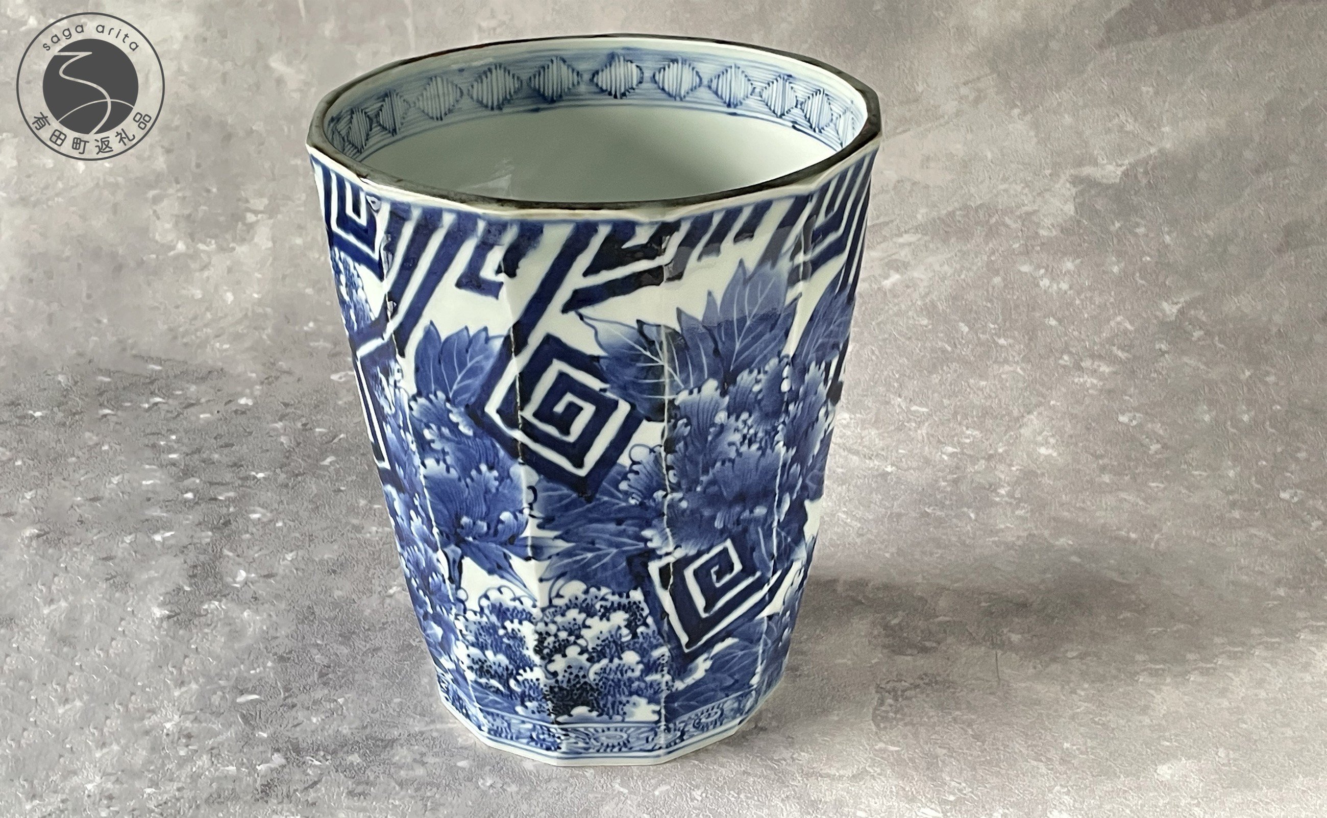 
            有田焼 福泉窯 ろくろ 染付地紋鎬牡丹花瓶【渕上陶磁器 / FUCHIGAMI TOJIKI】手描き 一点物 高額 花入れ ワインクーラー インテリア 染付 A1000-70
          