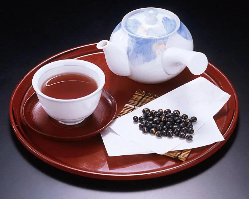 【最短翌日から３営業日以内発送】北海道 黒豆茶 4袋セット 計1.3kg 【 お茶 茶 飲料 飲み物 黒豆茶 黒豆 国産黒豆 ノンカフェイン 風味豊か 北海道 旭川 】_02124