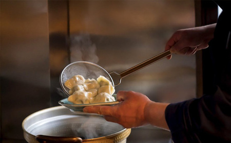 メディアで話題！ 地元野菜 ・ 国産素材 を使用 手作り水餃子 ( 冷凍 ) 60個 【 手作り餃子の店 吉春 】 | 料理 食品 ぎょうざ ギョーザ 餃子 水餃子 冷凍餃子 人気 にんにく不使用 に