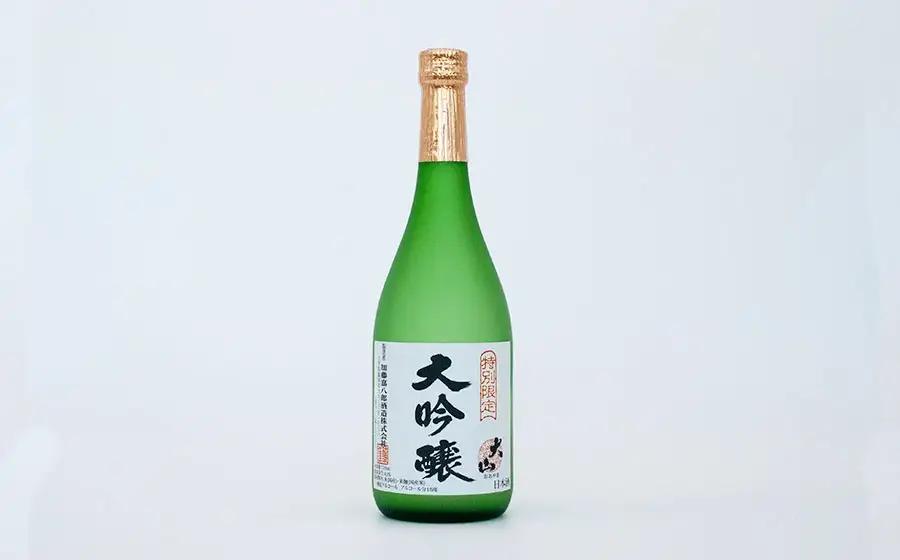 蔵自慢の日本酒　大山　大吟醸＆純米大吟醸　２本セット　（720ml × 2本）　山形県鶴岡市　山形県酒類卸株式会社　K-8102　| 酒 お酒 地酒 さけ 大吟醸酒 純米大吟醸酒 贈り物 贈答 お礼 