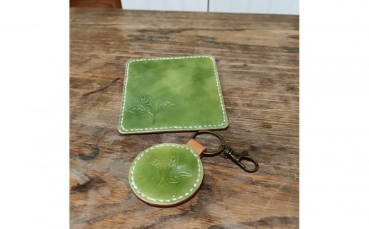 
                  静岡お茶染めの本革コースターとキーホルダーセット（深蒸し色）
                