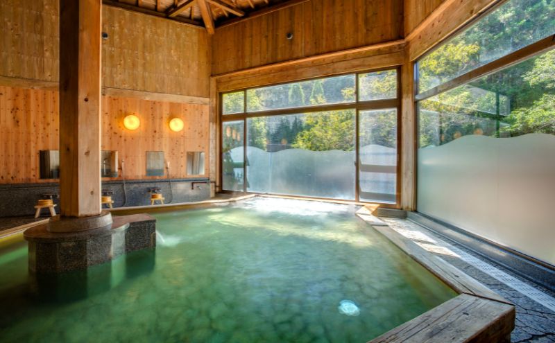 自然に包まれた天然温泉と純和風造りの閑静なたたずまいの一軒宿でリフレッシュ。ペアご宿泊券（赤目四十八滝招待券 2名様分付き）