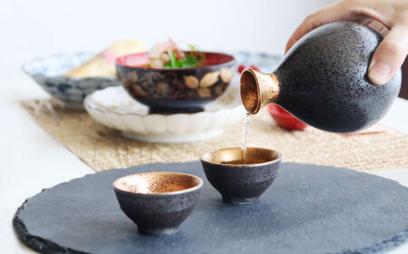【美濃焼】ジャパン ゴールド SAKE 徳利・盃セット【二幸】磁器 酒器 徳利[MCZ139]