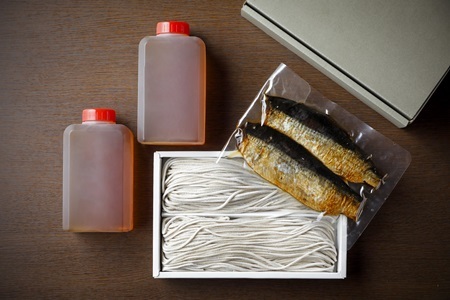 【 年越しそば 予約 】 石臼挽き 自家製粉 瑞穂そば （ にしんそば ） 2人前 つゆ付き ≪ 京丹波町産 蕎麦 100％使用 ≫ ※2026年12月発送 ※北海道・沖縄は配送不可 [011SK00