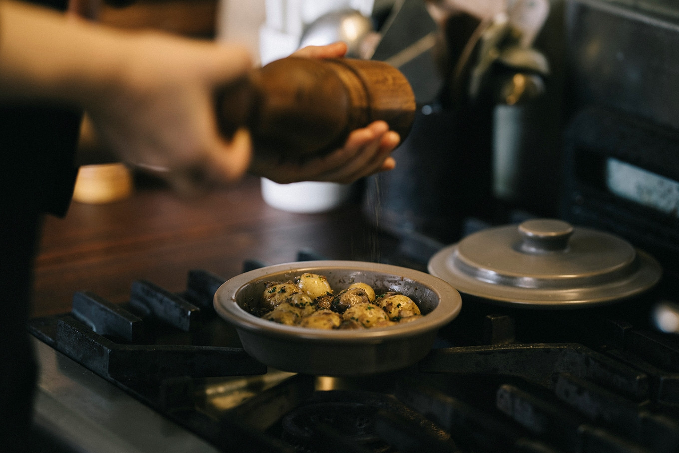 PETARI Shallow Pot 18cm Jet Black（ブラック）G.M.P 【 グッドデザイン賞受賞 陶器製 万能調理土鍋 鍋 土鍋 平鍋 浅鍋 電子レンジ可 キッチン雑貨 新生活 ギフ