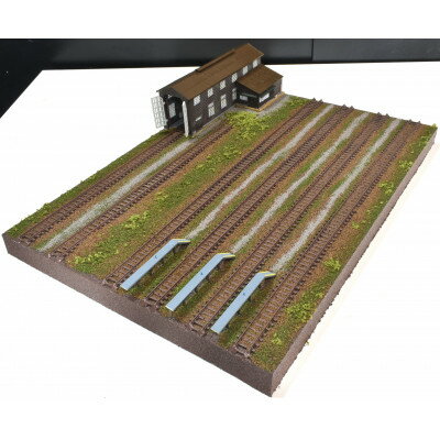 【ふるさと納税】Nゲージ用 鉄道模型ジオラマ展示台 37x26cm 木造機関庫付き6線ヤード(洗浄台付き)【1590658】