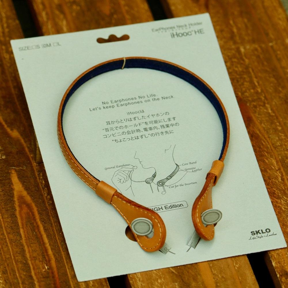 SKLO イヤホンネックホルダー iHooc　Mサイズ【Camel × 裏地 Navy】