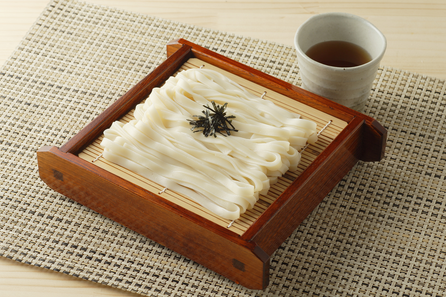 尾州きしめん　220g×20袋 ／ 麺類 うどん 喉ごし もちもち だしの旨味 かつお節 昆布 本場の味わい 愛知県 No.369
