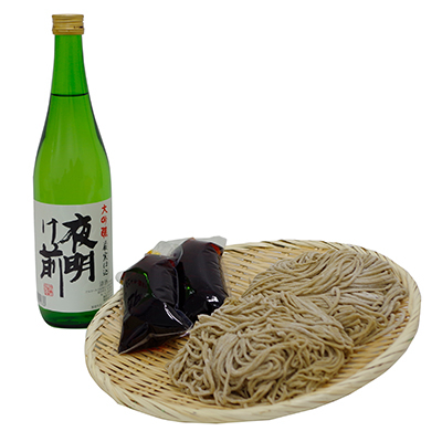 
蕎麦処新兵ヱの「手打ち生蕎麦」と「夜明け前厳寒仕込大吟醸」のセット【1052241】
