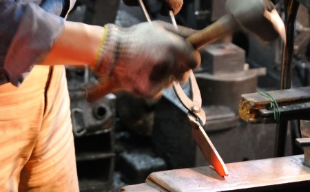 [金次郎] ペティナイフ(両刃) 刃渡り135mm 左利き・右利き使用可 槌目仕上げ 鋼 ステンレス 燕三条製 贈答用 ギフト 紙箱入り 【097S006】