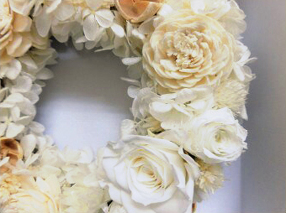 クロス調マグネットBOXリースアレンジ (ホワイト)｜プリザーブドリース｜ドライフラワー インテリア バラ 薔薇 アジサイ あじさい 紫陽花 フラワーギフト 花 結婚式 パーティー ブライダル プレゼ