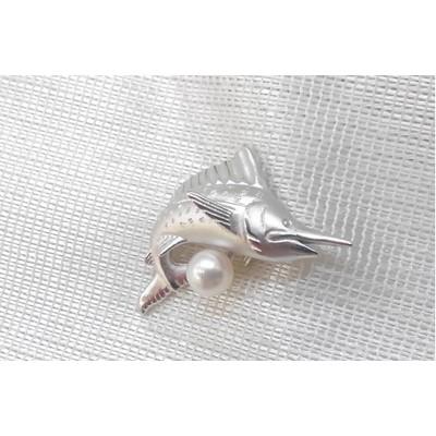 ふるさと納税 鳥羽市 伊勢志摩あこや本真珠ピンブローチ(ビルフィッシュ)SV製 P-71 |  | 01
