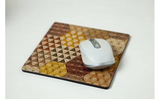 【箱根寄木細工　マウスパッド　亀甲】デスク周りをお洒落に演出【寄木細工マウスパッド亀甲 W180×H180×D5ｍｍ 麻の葉亀甲柄 亀甲模様 木製品　木の温かみ コンパクトサイズ 花台 神奈川県 小田原市 】
