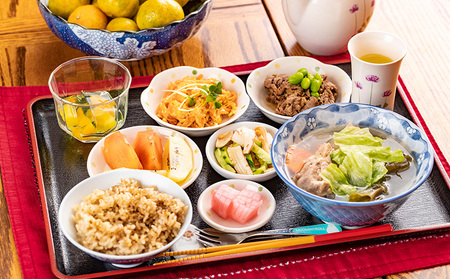 【羽地民泊 座喜味】宿泊券1泊（2名様）【朝食＆夕食付】 古民家 宿泊 チケット 宿泊券 観光地 ジャム作り 名護パイン園 民泊 アクティビティ 食事付き 朝食 夕食 体験 伝統 郷土料理 旅行 大自