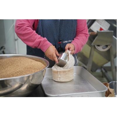 ふるさと納税 喜界町 【希少な国内産!】喜界島産高級ごま油を贅沢に使った燻製ミックスナッツ×2袋セット |  | 02