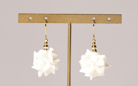 白サンゴのデザインピアス［K18アメリカンピアス］_kn051