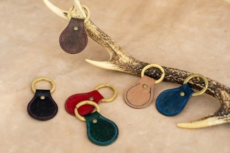 鹿革と真鍮のキーホルダー【黒】革小物 レザー キーリング【R00299】