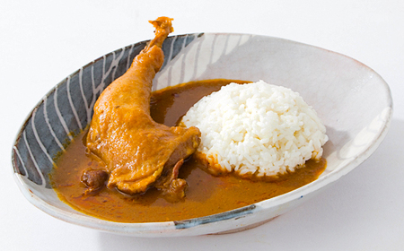 【食卓が騒然】国産おやどりの骨付きモモが丸ごと1本!/六ツ美のあの肉カレー辛口(2個セット)【1667814】