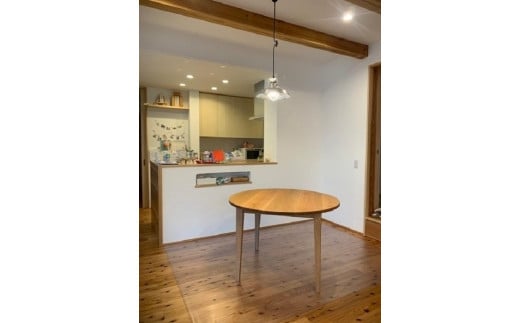 自然感あふれる無垢のラウンドテーブル