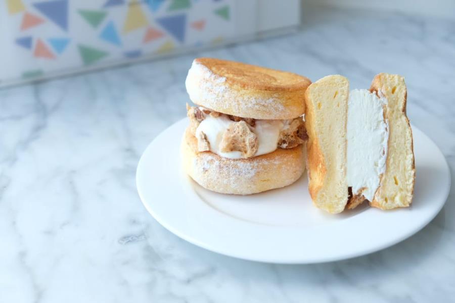 【ライオンカフェ】ふわふわパンケーキサンド2種10個入り｜京都 スイーツブランド ケーキ 人気セット [ パンケーキサンド食べ比べ プレミアム生クリーム 生チョコクリーム 贅沢 グルメ おすすめ お菓
