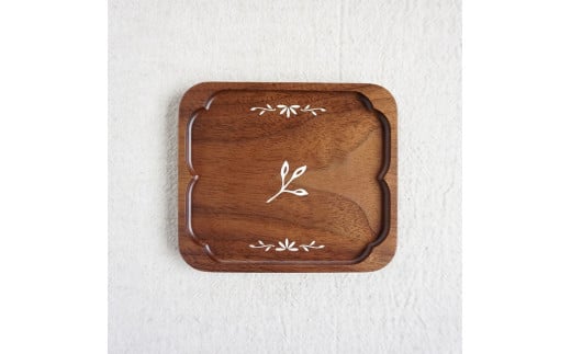 唯一無二のデザイン 【貝象嵌】貝象嵌 花皿 ウォールナット 「花葉」　貝象嵌 花皿 ウォールナット 岩手県 北上市 （D0444-03）夢工房 小皿 小物入れ インテリア ナチュラル 天然 無垢材 木材 貝象嵌 プレゼント 贈り物 お祝い 誕生日 母の日 クリスマス 敬老の日 お茶