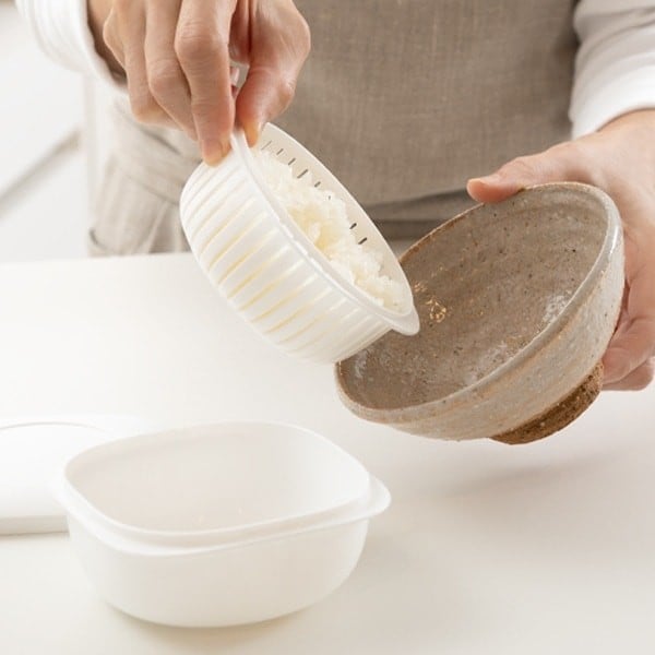 ザル型２重構造で、余分な水分が下に落ちてご飯がベタつかない