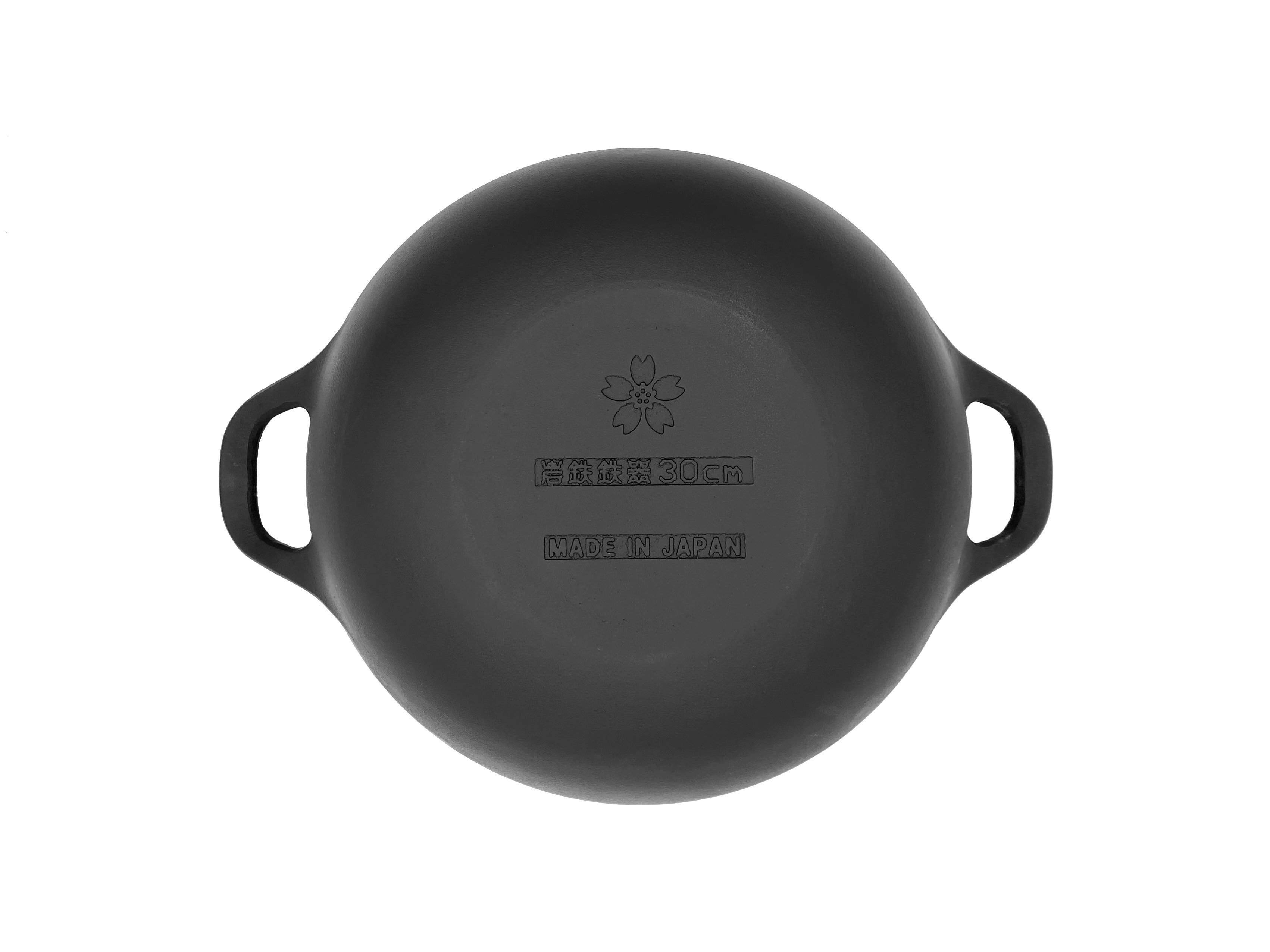 裏面には岩鉄鉄器のロゴをあしらっています