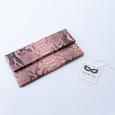 ふるさと納税 清須市 NYATTU PROJECT　天然パイソン革(ヘビ革)　クラッチバックS　ピンクマダラ |  | 01