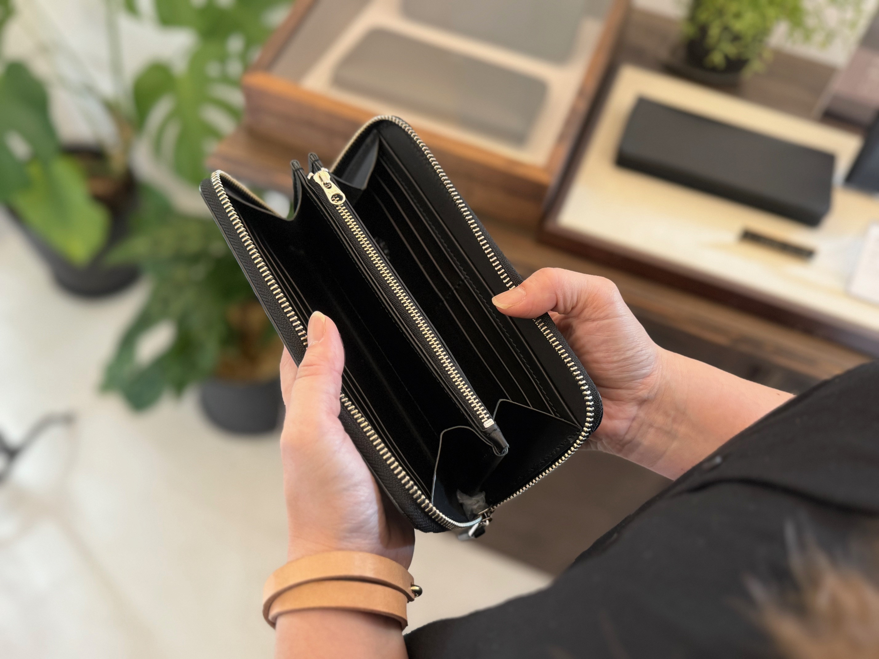 革職人が作った牛革ラウンドファスナー長財布［BLK］