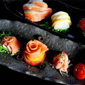 北海道 知床産 サーモンスライス(スモーク)70g×6パック　化学調味料不使用【配送不可地域：離島・沖縄県】【1702251】