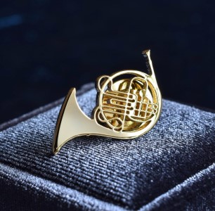 ホルン ピンブローチ K18ゴールドメッキ ファッション小物 アクセサリー 工芸品 装飾品 雑貨 日用品 