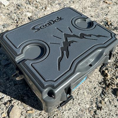 ふるさと納税 いなべ市 オリジナルマット(SeaDek)付ハードクーラーボックス　(サイズ:15L)　カラー:ダークグレイ |  | 01