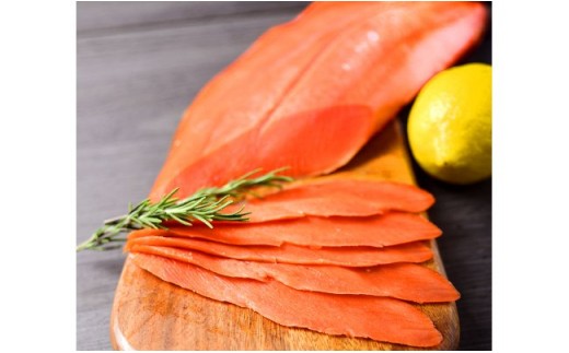 26-51 天然紅鮭無添加スモークサーモン半身(スライス４分割)【2026年4月以降発送】