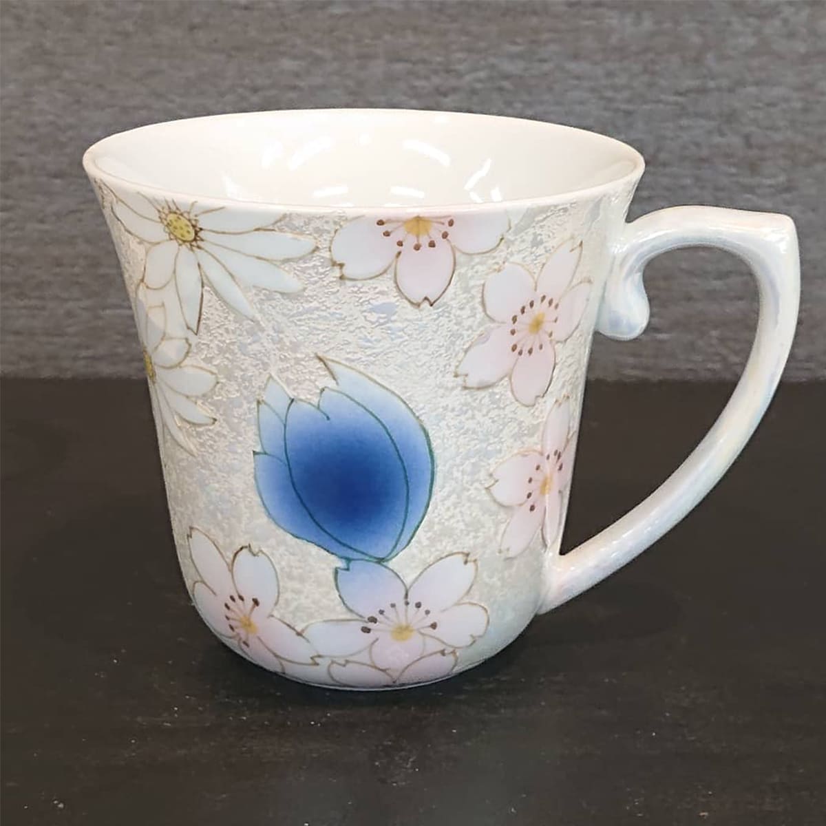【ふるさと納税】有田焼 ブルーが映えるチェリーブラッサムのマグカップ【中山陶和堂】食器 うつわ 器 磁器 陶磁器 コップ カップ マグカップ 花 桜 さくら チェリーブロッサム ブルー 青 母の日 贈り物 ギフト bv013