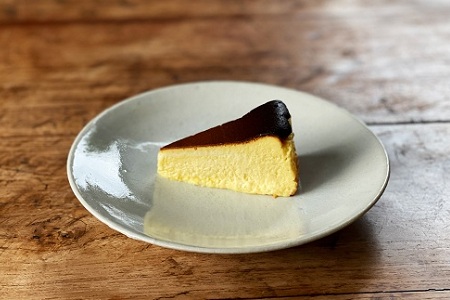 バスクチーズケーキ　厳選素材　京丹波のオーガニックスイーツ工房「菓歩菓歩」手作り（5～6人分　直径12cm　240g）　[017NA001]