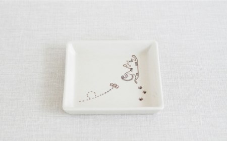 【波佐見焼】陶器 ぶらさがり猫 正角皿 3枚 3種 〈ミケ・クロ・トラ〉 [OAQ009]