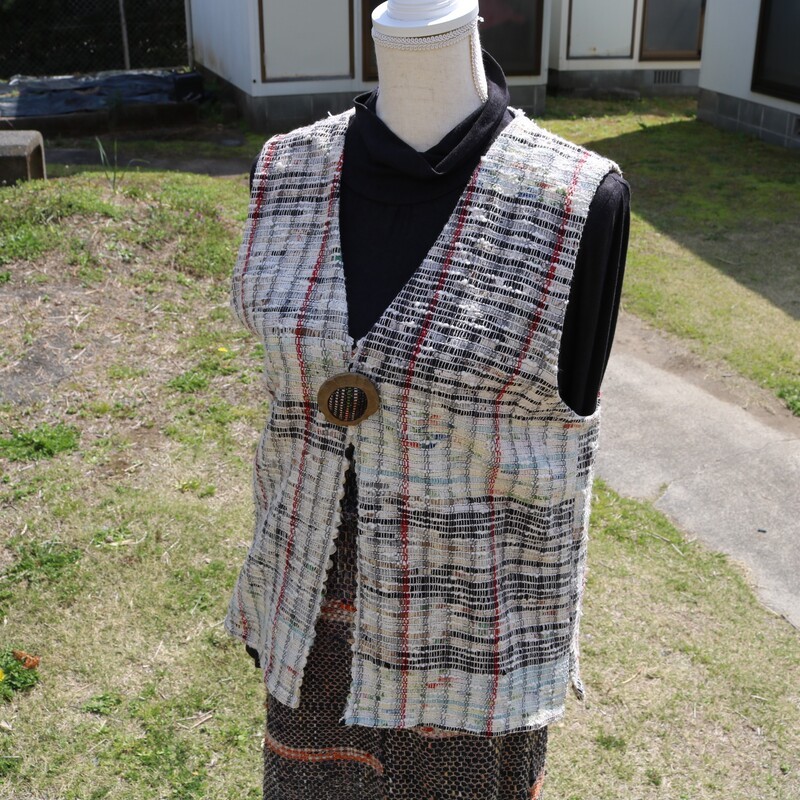 
                  ベスト 裂き織り の 前開きベスト ブローチ チョイス限定 １点もの 裂き織りベスト 木製ボタン 服 洋服 着物 ハンドメイド おでかけ ファッション コーディネート 静岡県 藤枝市 
                
