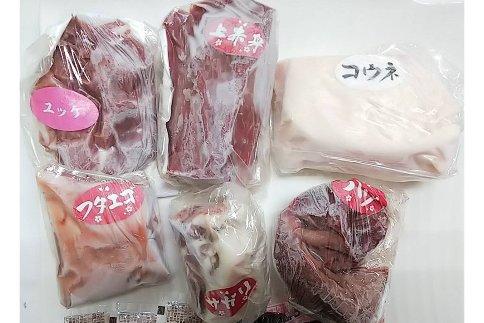 〈令和7年7月出荷〉馬刺し6種 食べ比べセット 420g 熊本 馬刺し 馬肉 馬 6種 食べ比べ セット 詰め合わせ 赤身 たてがみ ハツ サガリ フタエゴ ユッケ 肉刺し バラエティ 桜屋 贈答用 