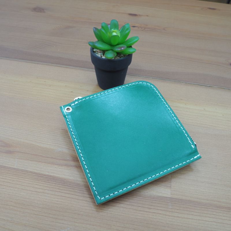【ふるさと納税】 財布 プチウォレット 【ディープグリーン】 革 ( 縦約11cm × 横約11cm × 厚さ約1.0cm ) / 雑貨 ミニ財布 コンパクト財布 パスケース 国産牛ナメ革 シンプル