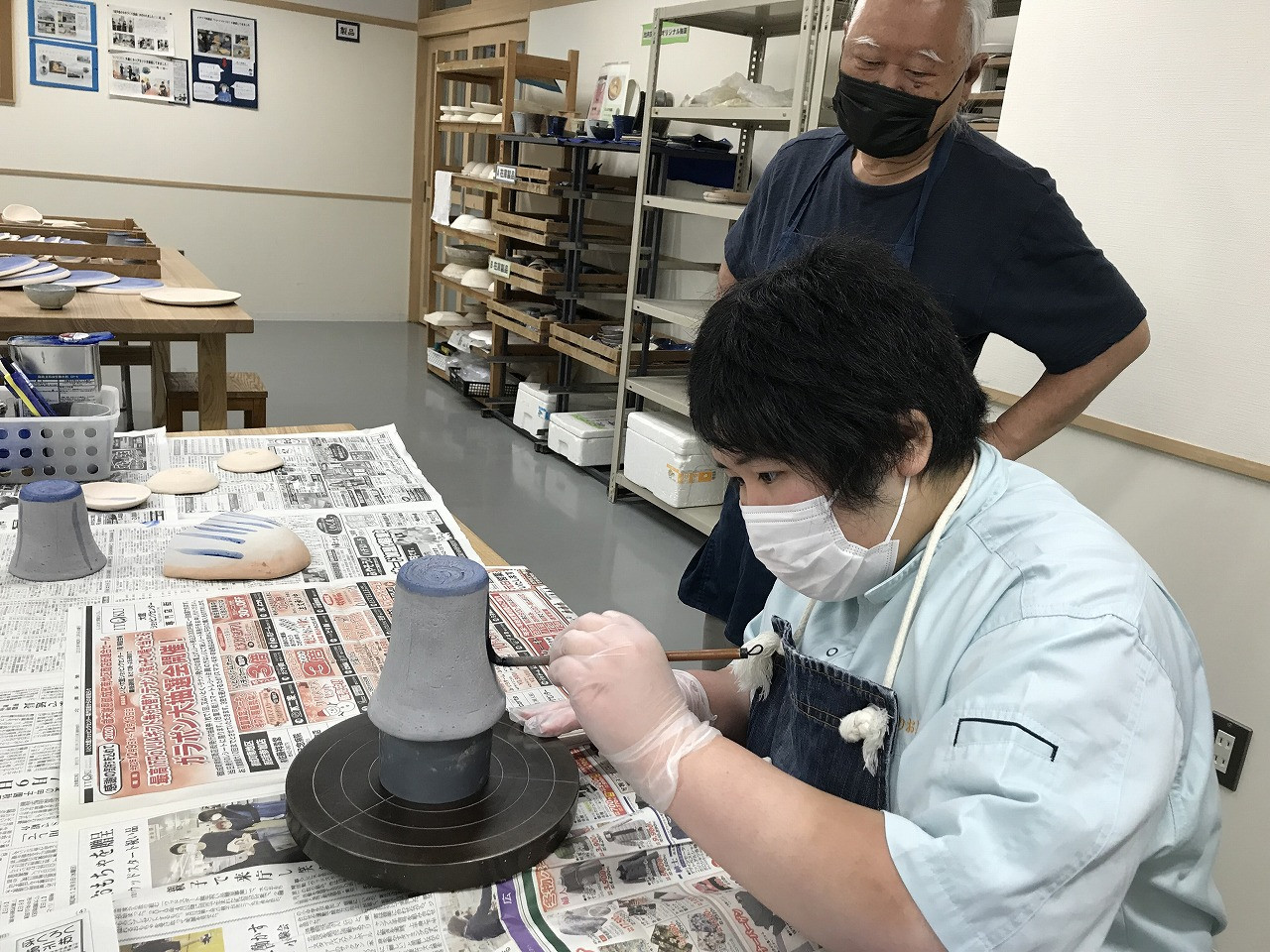 カップ製作～電動ろくろを使ってカップの形や重さの調整をしています～