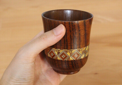 【箱根寄木細工　湯呑 小】寄木細工を配した小ぶりな木製湯呑は軽くて割れにくく、小粋なおもてなしにも！【 キッチン用品 食器 雑貨 日用品 木製食器　職人メイド 工芸品 職人の手作り おしゃれ食器 神奈