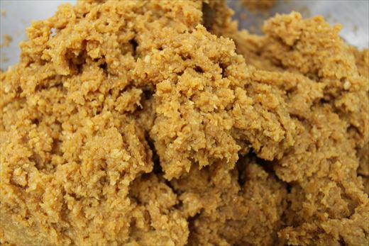 国産有機味噌は、国産の有機大豆、有機米を使用し天然醸造で長期間じっくり熟成した「生みそ」。