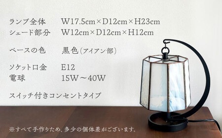 Nijiiro Lamp のステンドグラスのテーブルランプ ファン ホワイト【1425964】