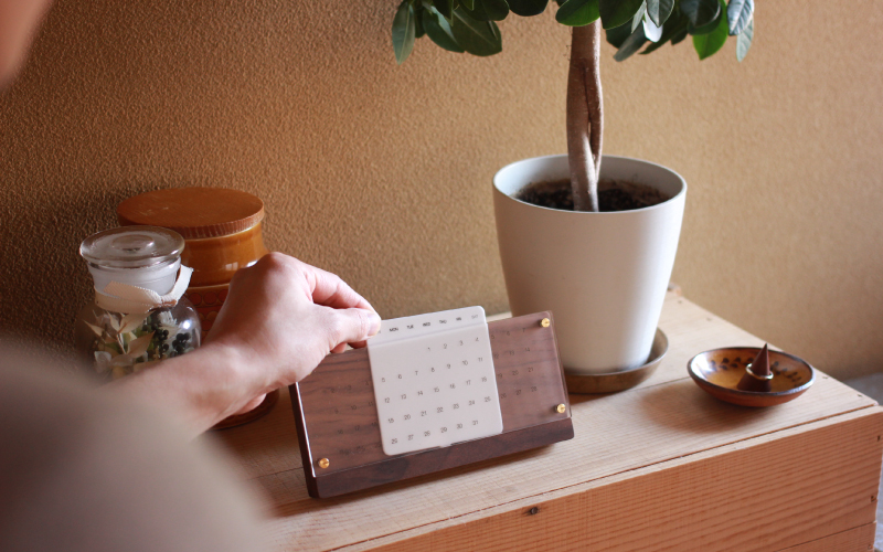 【Hacoa】木の経年変化を楽しむ卓上万年カレンダー ウォールナット 「Desk Calendar Eternal」