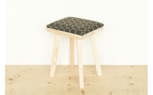 北欧家具talo　オリジナルフィンランド製スツール（ダークブラウン）  １脚 (サイズ：幅 35.5cm　奥行 29.5cm　高さ 45.5cm) / 秦野 神奈川 北欧家具 家具 椅子 スツール オリジナル タンバリン柄　088-05