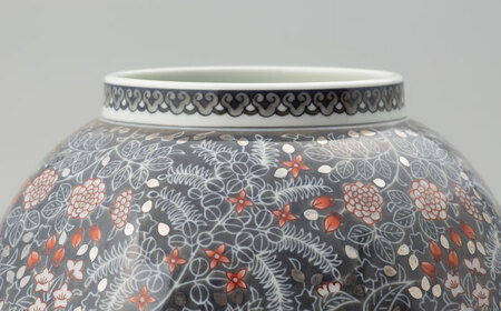 【有田焼】人間国宝十四代目今泉今右衛門作 色絵薄墨墨はじき草花更紗文花瓶 / 佐賀県 / 今右衛門焼佐賀店有銘堂[41AAAY002]