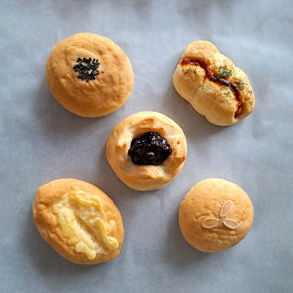【ふるさと納税】米粉のやさしいパン 惣菜パン・菓子パン 詰め合わせ 計20個入り グルテンフリー パン ふわもち食感 5種類 各4個 ウインナーパン チーズクッペ クリームチーズ こしあんぱん クリームパン セット 朝食 軽食 おやつ ベーカリー 岡山県 美咲町 冷凍 送料無料